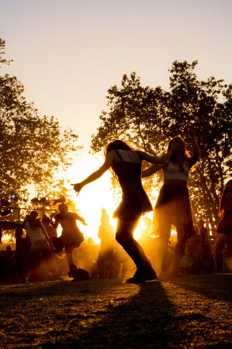 #Festival Window: Lightning in a Bottle -- I miss you already! #music #video #lib Creative Lighting Ideas, Music Festival Photography, Festival Aesthetic, Lightning In A Bottle, People Crowd, Festival Photography, Miss You Already, Burning Man Festival, Surfing Waves