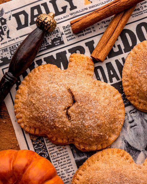 close up of a pumpkin pasty on newspaper with pumpkins, a wand and cinnamon sticks around Essen, Harry Potter Dessert Recipes, Harry Potter Baked Goods, Harry Potter Food Ideas, Harry Potter Dinner, Harry Potter Cookies, Soup Party, Harry Potter Treats, Harry Potter Desserts