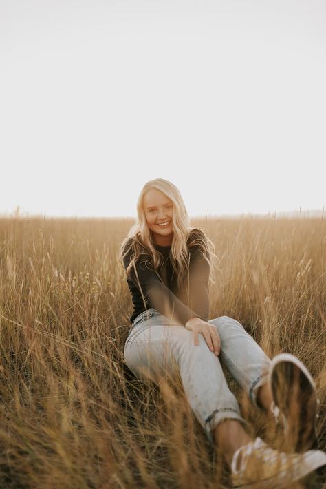 I always love having adventurous, candid, fun, and relaxed senior portraits that shows the seniors personality. I love having them run, laugh, twirl and just enjoy this awesome time of their lives! I l always have to capture them before and after the sunset to get the gorgeous sky. Loved these golden fields. senior portraits, wildflowers, field, mountains, outdoors Senior Photography Poses, Senior Photo Poses, Senior Photo Outfits, Shotting Photo, Photographie Portrait Inspiration, Senior Picture Outfits, Cross Roads, Senior Pictures Poses, Outdoor Photoshoot