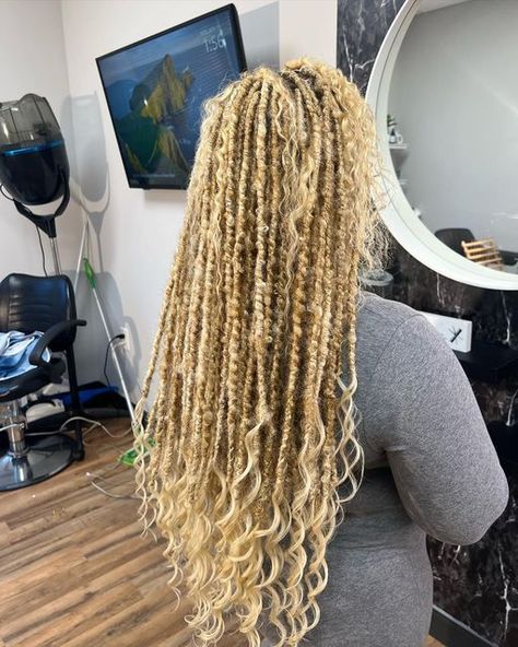 Blond Faux Locs, Butterfly Locs With Curls, Blonde Boho Locs, Blonde Faux Locs, Fairy Locs, Faux Locs Blonde, Jah Locs, Locs Blonde, Fairy Hairstyle