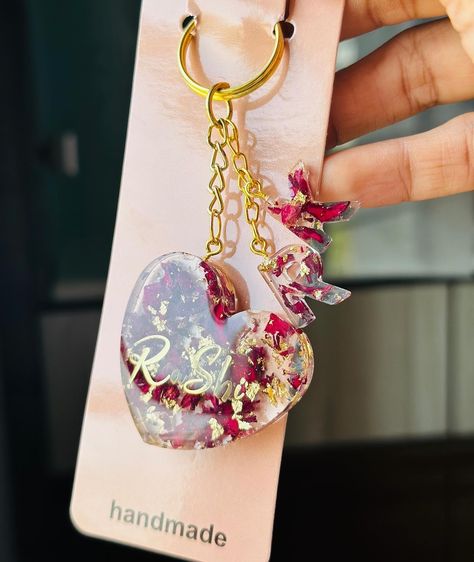 “Carry the beauty of real roses wherever you go with our enchanting resin keychains! 🌹✨” #resinkeychains #resinart #resinlove #realroses #realpetals #resinkeychains #keychains #madewithlove #giftideas #lovegifts Raisin Keychain, Resin Cute Keychain, Resinart Keychain, Rose Resin Keychain, Resin Heart Keychain, Resin Art Jewelry, Resin Art Letter Keychain, Stationery Kawaii, Iphone Wallpaper Classy