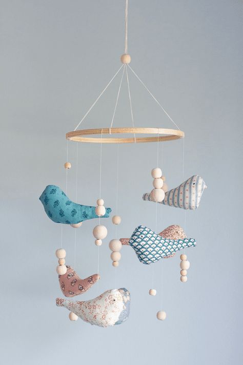 When it comes to finding the perfect baby mobile, the options can seem endless. Check out these awesome designs for your child's room. #BabyMobile #DIY Baby Room Ideas Neutral, Nursery Mobile Diy, Diy Nursery Mobile, Mobile Diy, Grey Nursery Decor, Baby Diy Projects, Diy Baby Mobile, Baby Mobil, Bird Nursery