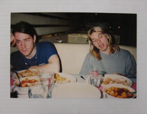 Photo of Kurt Cobain and Chad Channing at a meal during their 1990 US tour. Nirvana Pictures, Chad Channing, Kurt And Courtney, Donald Cobain, Nirvana Band, Krist Novoselić, Nirvana Kurt Cobain, Nirvana Kurt, Grunge Band