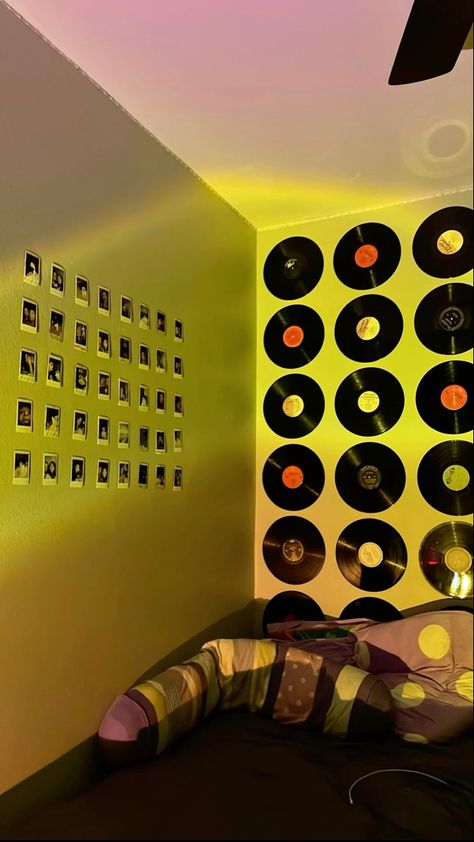 Records On Wall, Record On Wall, Maddys Room, Retro Bedroom Ideas, 50s Vibes, Record Wall Art, Fav Aesthetic, Summer Room, Record Room