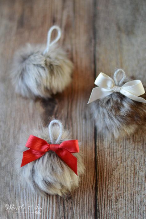 Faux Fur Ornaments, Faux Fur Decor Ideas, Fur Projects Ideas, Fur Craft Ideas, Rabbit Pelt Projects, Rabbit Fur Projects, Pompon Animals, Animal Ornaments Diy, Fur Christmas Decor