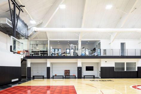 There's a Full-Size Basketball Court and a Movie Theater Inside This House Indoor Sports Court, Home Basketball Court, Basketball Room, Dream Home Gym, Basketball Gym, Indoor Basketball Court, Gym Room At Home, Cold Plunge, Indoor Basketball