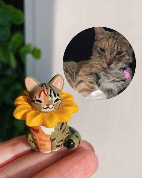 Polymer Clay 💛 Dunya | Flower cats are once again in bloom 🌸🐈 Swipe for serotonin boost 😉👉 . . . #polymerclayartist #polymerclayart #polymerclay #kawaiiaesthetic... | Instagram Polymer Clay Cat, Polymer Clay Figures, Clay Diy Projects, Clay Crafts Air Dry, Polymer Clay Animals, Cute Polymer Clay, About Animals, Clay Animals, Pottery Crafts