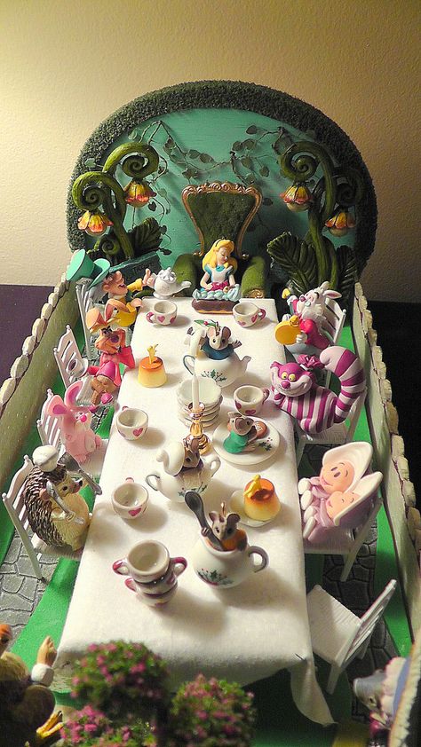 Alice In Wonderland Diorama Diy, Disney Diorama Diy, Alice In Wonderland Movie Scenes, Alice In Wonderland Toys, Alice In Wonderland Tea Party Scene, Alice In Wonderland Miniatures, Mad Hatter House, Alice In Wonderland Room Ideas, Alice In Wonderland Set Design