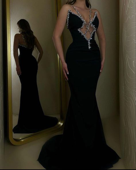 Black Vintage Bridesmaid Dresses, Dresses Fancy Gowns, Black Cocktail Dress Classy, Elegant Long Black Dress, Black And Gold Prom Dress, Classy Prom Dresses, Stunning Prom Dresses, Black Mermaid, Satin Evening Dresses