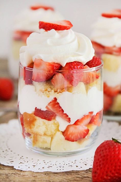 This strawberry shortcake trifle is the perfect no-bake summer dessert. It's easy to make for a crowd and super delicious! Shortcake Trifle, Oreo Trifle, Strawberry Shortcake Trifle, Easy Strawberry Shortcake, No Bake Summer Desserts, Strawberry Trifle, Sweet Whipped Cream, Strawberry Shortcake Recipes, Shortcake Recipe