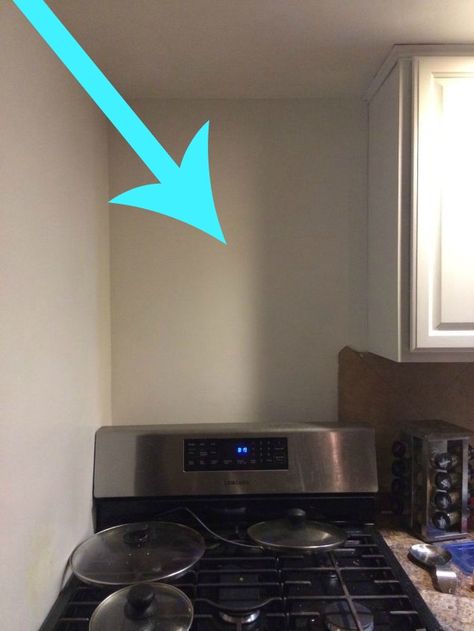 You might want to rethink your kitchen backsplash when you see what this woman did! Backsplash Alternatives, Moroccan Backsplash, Penny Wall, Wallpaper Apartment, Stove Wall, Easy Backsplash, Ugly Kitchen, Backsplash Diy, Wall Stove