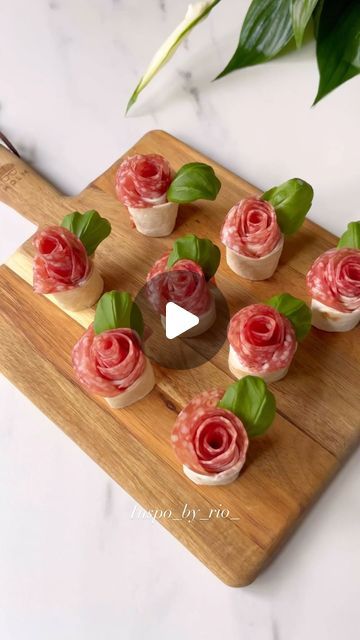 Rio Homhuan on Instagram: "Easy Appetizer Inspiration idea🌹

Ingredients:

Tortillas
Cream cheese
Salami
Basil 

Save for later and share with friends 🌿

Produkter av @bca_italienskasmaker 🇮🇹

Wishing you a wonderful and peaceful day 🤍
@inspo_by_rio_ 🌈

Repost from last year ✨

#tutorial #partyfood #foodinspiration #snackidea #foodart  #appetizers #fingerboard #fingerfood" Salami Rose And Mozzarella Skewers, Salami Skewers Appetizers, Salami Cream Cheese Roll Ups, Prosciutto Skewers, Salami Rose, Amazing Salads, Holiday Charcuterie, Colourful Food, Plating Ideas