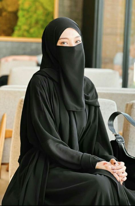 New Abaya Design, Islam Aesthetics, Black Hijab Outfit, Niqabi Girl, Fesyen Islam, Muslimah Photography, Ootd Poses, Black Hijab, Abaya Design