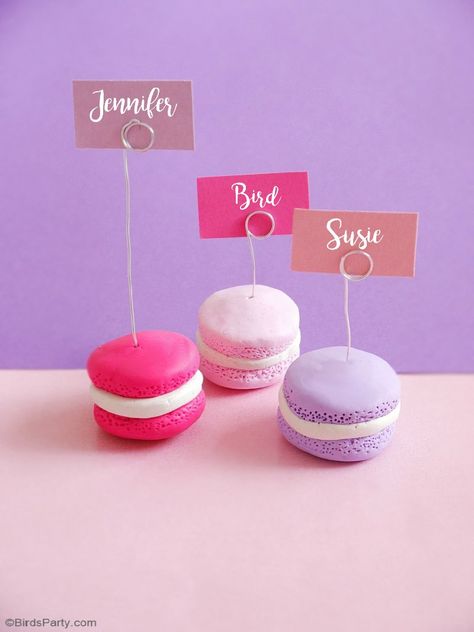 DIY Polymer Clay Macaron Place-Card Holders - a fun & easy craft to make with kids! These are perfect as hostess gifts or to embellish your party tables! by BirdsParty.com @birdsparty #kidscrafts #polymerclay #diymacaronsplacecardholders #placecardholders #macarons #diymacaronclay Place Card Holders Diy, Clay Macaron, Macaron Birthday, Handmade Hostess Gifts, Diy Photo Holder, Card Holder Diy, Kid Bedrooms, Diy Polymer Clay, Place Card Holders Wedding