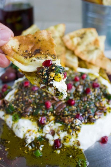 Labneh Dip, Arabisk Mad, Labneh Recipe, Lebanese Recipes, Persian Food, Middle Eastern Recipes, Turkish Recipes, Mediterranean Recipes, Dipping Sauce