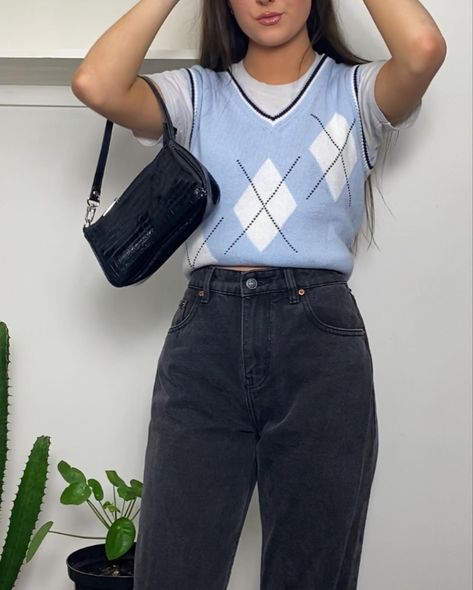 Blue sweater vest black jeans outfit inspo black bag outfit ideas Blue Plaid Vest Outfit, Sweater Vest Outfit Women Aesthetic, Turtle Neck With Sweater Vest, Outfits With A Sweater Vest, Sweat Vest Outfit, Sweater Vest Outfit Jeans, Plaid Sweater Vest Outfit, Light Blue Sweater Vest Outfit, Vest Inspo Outfit