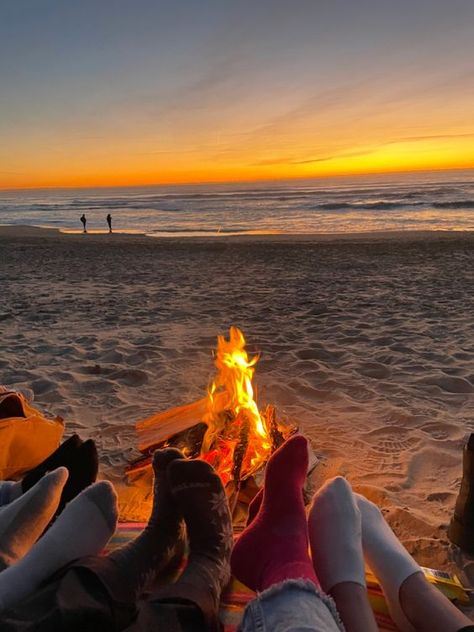 Camping Aesthetic Beach Nights With Friends, Fire With Friends Aesthetic, Bonfire With Friends Aesthetic, Beach Weekend Aesthetic, Bonfire Friends Aesthetic, Summer Campfire Aesthetic, Camping Aesthetic Beach, Camping Beach Aesthetic, Beach Campfire Aesthetic