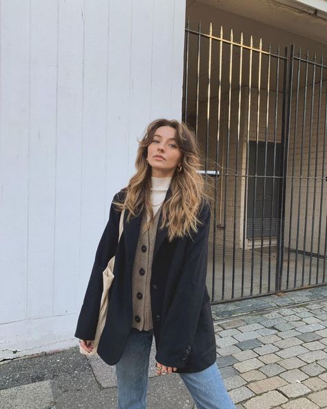 Chloe Hayward, Chloe Fashion, Fashion Bible, Style Icon, Flare Pants, Get Dressed, Minimalist Fashion, Autumn Winter Fashion, Pretty People