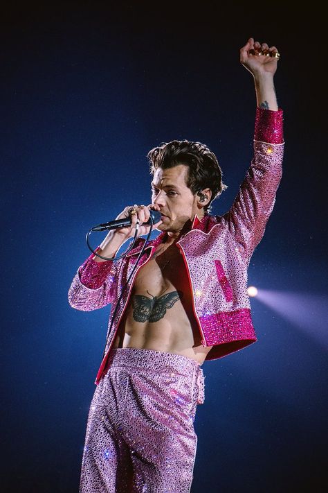 Harry Styles Birthday, Spring Nights, Harry Styles Live, Harry Styles Wallpaper, Harry Styles Pictures, Harry Styles Photos, Harry Styles Love On Tour, Treat People With Kindness, Harry Edward Styles