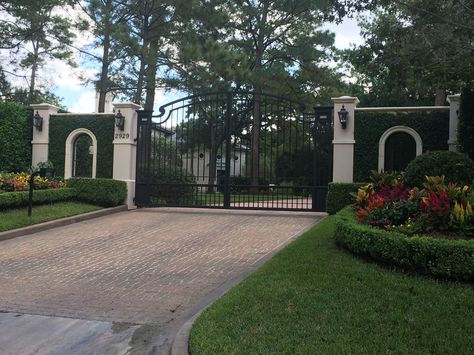 Bloxburg Gate Entrance Ideas, Fort Layout, House With Driveway, Door Decorations Bedroom, Driveway Entrance Landscaping, Estate Gates, Fall Home Decor Ideas, Driveway Entrance, Fall Decorating Ideas