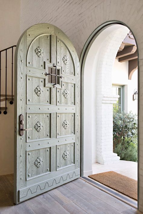 Unique Front Doors, Idea Bedroom, Spanish Home Decor, Decor Plants, Spanish Style Home, Cool Doors, Spanish Style Homes, Aesthetic White, Decor Wallpaper