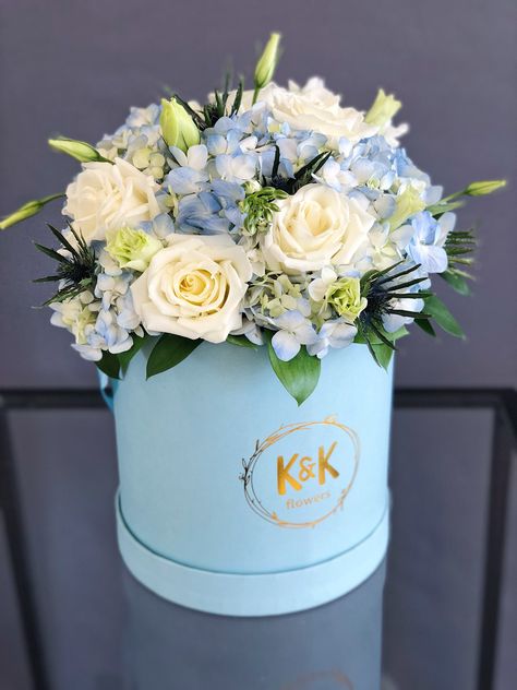 White Eustoma, Hat Box Flowers, Idee Babyshower, Roses Blue, Blue Hydrangeas, Flower Box Gift, Flower Shops, Flower Arrangements Simple, Flower Arrangements Diy