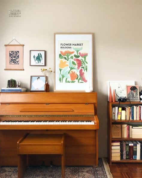 Upright Piano Decor, Piano Room Design, Family Music Room, Shelves With Books, Piano Room Decor, Piano Living Rooms, Sydney Apartment, Cozy Eclectic, Piano Decor