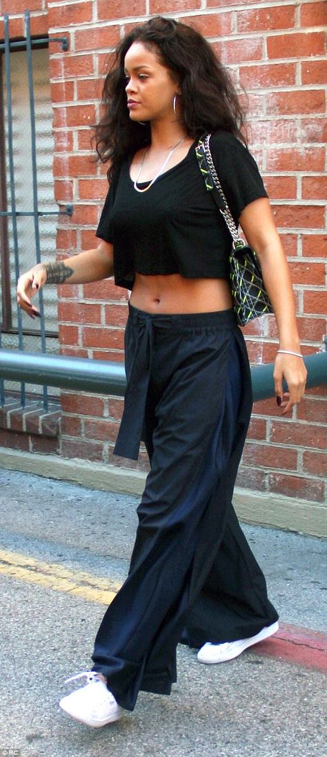 Abs-olutely fabulous: The star showed off her toned stomach in a cropped t-shirt paired wi... Rihanna Tumblr, Rihanna Casual, Baggy Crop Top, Rihanna Show, Toned Stomach, Casual Pants Style, Baggy Trousers, Rihanna Fenty, Out And About