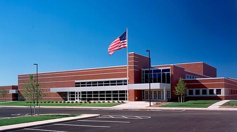 Small High School Exterior, American High School Exterior, High School Exterior, Beautiful Spectacles, High School Architecture, Bloxburg School, School Exterior, High School Study, Shifting Ideas