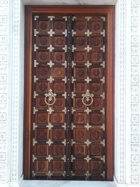 Desi rajasthani door Rajasthani Door Design, Rajasthan Doors, Entry Door Designs, Arch Ideas, Bungalow Style House Plans, Antique Wall Decor, Indian Village, Door Design Modern, Bungalow Style