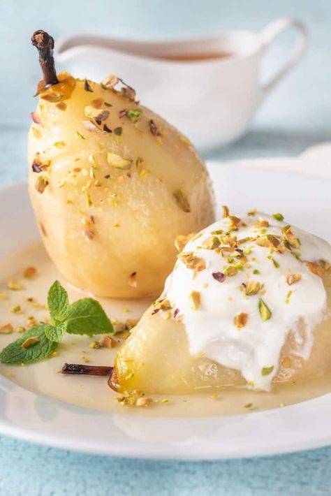 Served hot or cold, this poached pears dessert will surely be a hit at your next family meal. Poached Pears With Mascarpone, White Wine Poached Pears, Pears Dessert, Poached Pears Dessert, Honey Mascarpone, Poached Pears Recipe, Bar Pictures, Fruit Desert, Pear Dessert