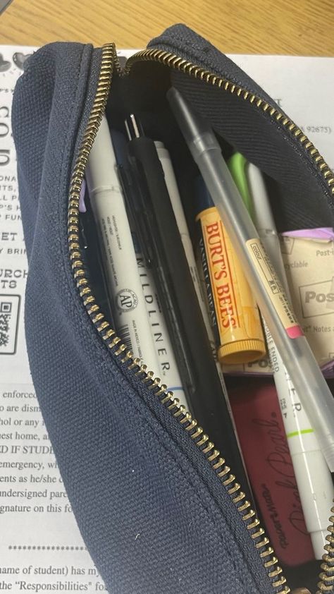 Pencil Bags Aesthetic, Grunge Pencil Case, School Pencil Case Aesthetic, Pencil Cases Aesthetic, Whats In My Pencil Case, Bookbag Aesthetic, Pencil Bag Aesthetic, Pencil Case Aesthetic, Aesthetic Pencil Case