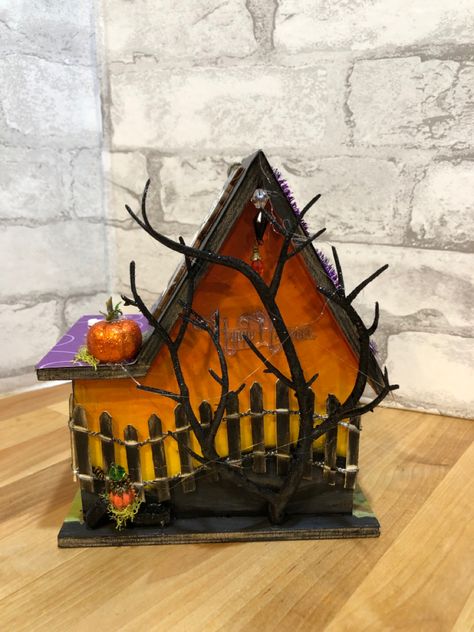 Split-level birdhouse with original paintings on all four sides depicting Halloween scenes. Halloween Bird House Ideas, Haunted Birdhouse Diy, Haunted Birdhouse Halloween, Haunted Birdhouse, Halloween Birdhouses Ideas, Halloween Birdhouse, Halloween Gingerbread House, Haunted House Craft, Halloween Fairy Garden