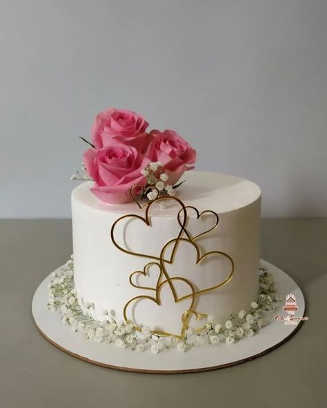 Simple Anniversary Cakes, Golden Wedding Cake, Birthday Cake Roses, Vegan Vanilla Cake, Anniversary Cake Designs, Twin Birthday Cakes, Birthday Cake For Husband, Cake Decorating Piping, Wedding Anniversary Cake