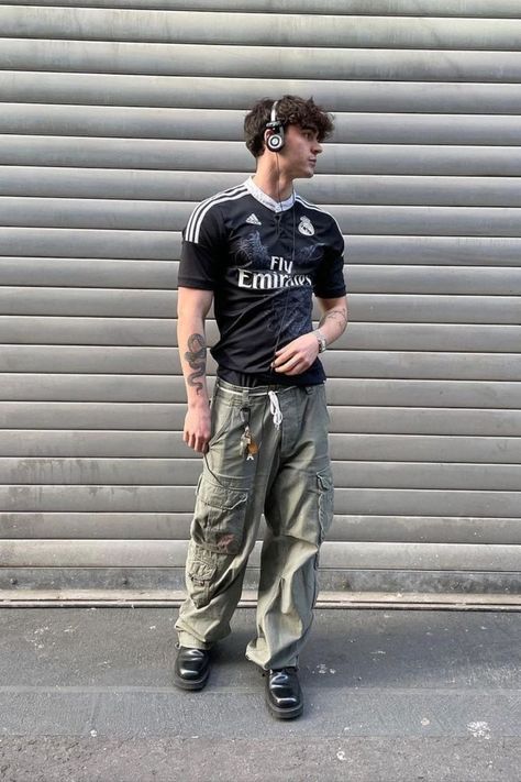 Y2k Mens Aesthetic, Skater Dude Outfit, Vintage Football Jersey Outfit Men, Y2k Fashion Inspo Outfits Men, Men Fashion Y2k, Mens Fashion Y2k, Y2k Jersey Outfit, Men Y2k Outfits, Blokecore Outfits Men