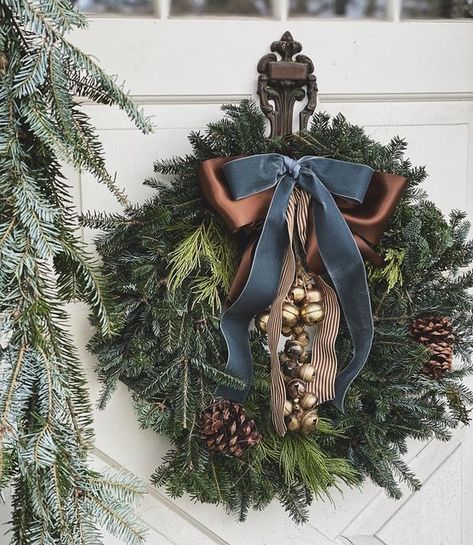 Christmas Wreath With Bells Front Doors, Christmas Wreath Vintage, Christmas Wreath Ribbon Ideas, Velvet Ribbon Wreath, Wreath Ribbon Ideas, Velvet Garland, Diy Christmas Wreaths For Front Door, Diy Wreaths For Front Door, Christmas Wreath Ribbon