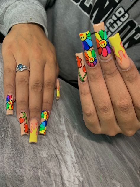 Long Colourful Acrylic Nails, Flower Design On Acrylic Nails, Hype Beast Nails, Murakami Nail Art, Nails Murakami, Murakami Nails Acrylic, Murakami Tattoo, Hypebeast Nails, Takashi Murakami Nails Short