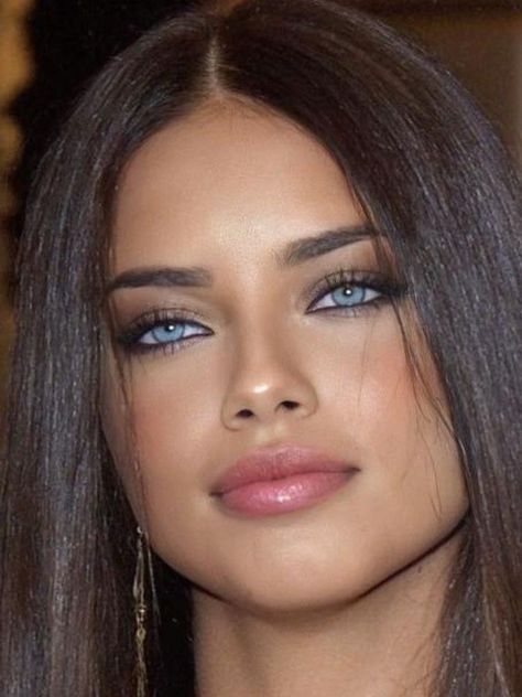 Adriana Lima Eyes, Adrian Lima, Adriana Lima Makeup, Adriana Lima Young, Adriana Lima Style, Flot Makeup, 90s Makeup, Makijaż Smokey Eye, Models Makeup