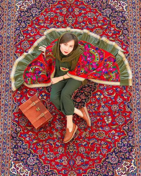 Hazara Culture, Weaving Carpet, Iranian Photography, Iranian Culture, Iran Culture, Iranian Carpet, Beautiful Butterfly Photography, Persian Art Painting, Persian Fashion