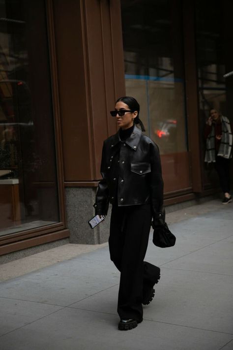 Berlin Fashion Street, Berlin Street, Celebrities Leather Jacket, New York Fashion Week Street Style, Nyfw Street Style, Berlin Fashion, Leather Jacket Outfits, Sketch Ideas, Total Black