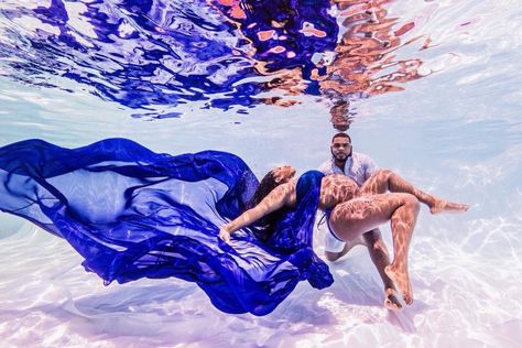 Underwater maternity photo shoot 😍 Underwater Maternity Photography, Couple Pregnancy Photoshoot, Maternity Photoshoot Outfits, Pregnancy Goals, Maternity Photoshoot Poses, Future Mommy, Mommy Goals, Maternity Photography Poses, Under Water