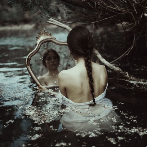 Water Shoot, Fantasy Photography, Foto Tips, Water Photography, Foto Art, Shooting Photo, Dark Photography, A Mirror, Photoshoot Inspiration