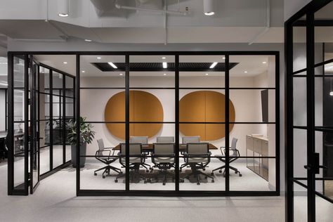 Office Interiors Modern, Meeting Room Design Office Modern, Modern Meeting Room Design, Meeting Room Office Design, Meeting Room Ideas, Headquarters Office Design, Meeting Room Interior Design, Offices Designs, Office Meeting Room Interior