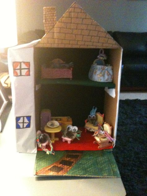 Rock pet house. We took a box, cut it and add in some wall paper and doll accessories. My daughter loved it! Pet Rock House, Rock Bedroom, Fairy Life, Cardboard Construction, Babysitting Fun, Pet Rock, Rainbow Badge, Rock House, Box House