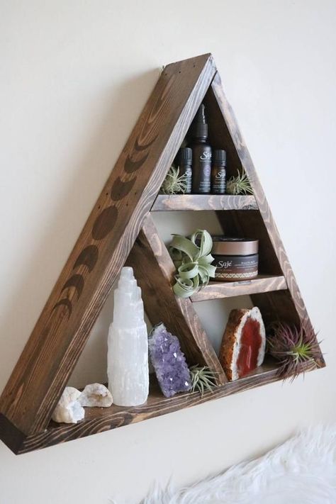 Small Woodworking Projects Altar Shelf, Moon Color, Diy Regal, Diy Hanging Shelves, Triangle Shelf, Crystal Shelves, Creation Deco, Creation Couture, Shelf Design