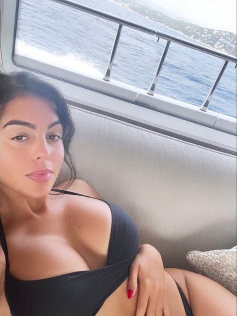 Ronaldo Wife, Cristiano Ronaldo Style, Georgina Rodriguez, Seductive Dress, Celebrity Casual Outfits, Nice Bikinis, White Woman, Metal Girl, Black Man