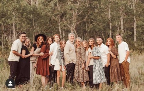 Large Family Picture Outfits For Fall, Extra Large Family Photos, Big Family Group Picture Ideas, 12 People Family Photos, Group Family Pictures Poses, Posing Big Families, Large Family Photos Fall, Family Of 12 Photoshoot, Multi Generational Family Photo Outfits