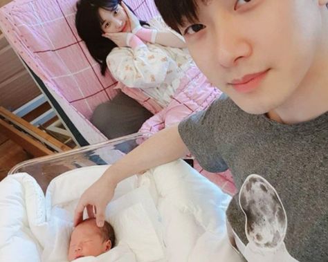 Minhwan Couple With Baby, Father And Baby, Ulzzang Kids, Cute Asian Babies, Cute Maternity Outfits, Korean Babies, Asian Kids, Dad Baby