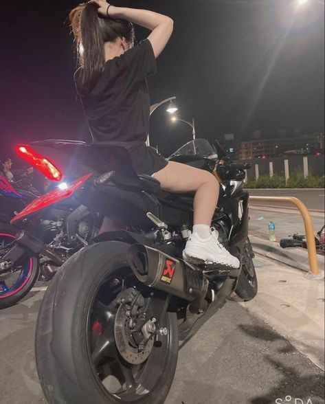 Balapan Motor Aesthetic Girl, Sports Motorcycle Aesthetic, Photoshoot On Motorcycle, Girl On Motorcycle Aesthetic, Geng Motor Aesthetic, Motor Wallpaper Motorcycles, Pose With Motorcycle, Motorbike Aesthetic Wallpaper, Motor Bike Aesthetic