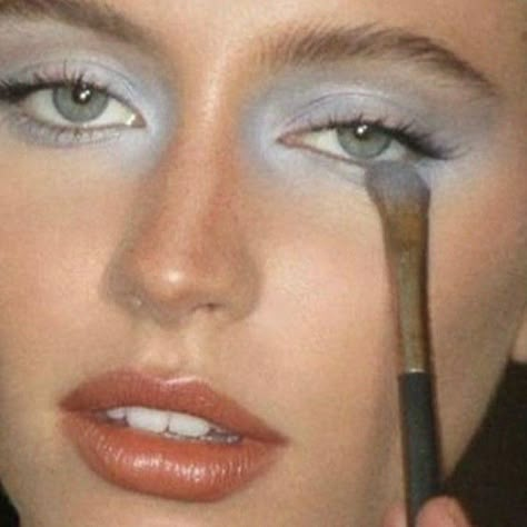 Eyeshadow Looks 2000s, Eyeshadow Looks Grunge, Makeup Looks White, Looks 2000s, White Eyeshadow Looks, Makeup Blonde Hair, Makeup 2000s, Blue Makeup Looks, Blonde Hair Makeup